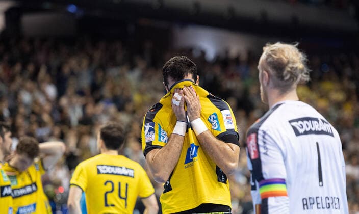Nach dem Schlusspfiff: Ilija Abutovic (Mitte 20 RNL) und Torhueter Mikael Appelgren (1 RNL) Handball 1.Bundesliga, Saison 2019 2020: Fuechse Berlin - Rhein-Neckar Loewen in Berlin, Deutschland am 03.11.2019. Deutschland am ,