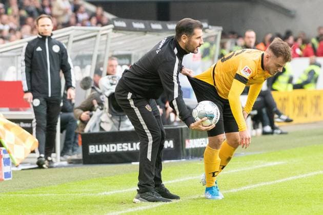 Sport Bilder des Tages Cristian Fiel (SG Dynamo Dresden Cheftrainer), Max Kulke (SG Dynamo Dresden 36), VfB Stuttgart vs. SG Dynamo Dresden, Fussball, Herren, 2.Bundesliga, 12.Spieltag, Saison 19 20, GER, 03.11.2019, DFL REGULATIONS PROHIBIT ANY USE OF PHOTOGRAPHS AS IMAGE SEQUENCES AND OR QUASI-VIDEO, VfB Stuttgart vs. SG Dynamo Dresden, Fussball, Herren, 2.Bundesliga, 12.Spieltag, Saison 19 20, GER, 03.11.2019 Stuttgart *** Cristian Fiel SG Dynamo Dresden Head Coach , Max Kulke SG Dynamo Dresden 36 , VfB Stuttgart vs. SG Dynamo Dresden, Football, Men, 2 Bundesliga, 12 Matchday, Season 19 20, GER, 03 11 2019, DFL REGULATIONS PROHIBIT ANY USE OF PHOTOGRAPHS AS IMAGE SEQUENCES AND OR QUASI VIDEO, VfB Stuttgart vs. SG Dynamo Dresden, Football, Men, 2 Bundesliga, 12 Spieltag, Season 19 20, GER, 03 11 2019 Stuttgart Copyright: xFrankx Eibner-Pressefotox EP_wfk