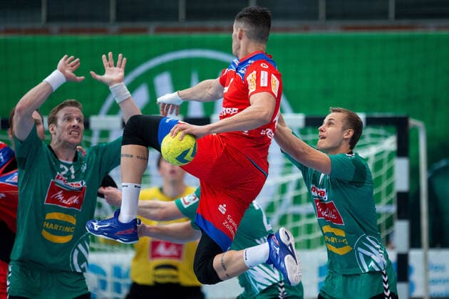 Minden, Deutschland 03.11.2019: 1. Handball-Bundesliga - 2019 2020 - GWD Minden vs. HBW Balingen-Weilstetten (L-R) Magnus Gullerud (Minden), Vladan Lipovina (Balingen), Mats Korte (Minden) Minden Nordrhein-Westfalen Deutschland Kampa Halle