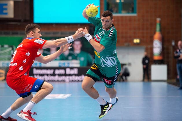 Minden, Deutschland 03.11.2019: 1. Handball-Bundesliga - 2019 2020 - GWD Minden vs. HBW Balingen-Weilstetten (L-R) Rene Zobel (Balingen), Aliaksandr Padshyvalau (Minden) Minden Nordrhein-Westfalen Deutschland Kampa Halle