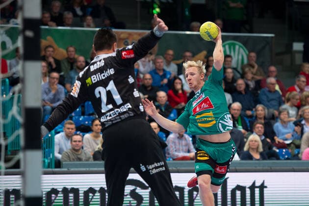 Minden, Deutschland 03.11.2019: 1. Handball-Bundesliga - 2019 2020 - GWD Minden vs. HBW Balingen-Weilstetten (L-R) Vladimir Bozic (Balingen), Kevin Gulliksen (Minden) Minden Nordrhein-Westfalen Deutschland Kampa Halle