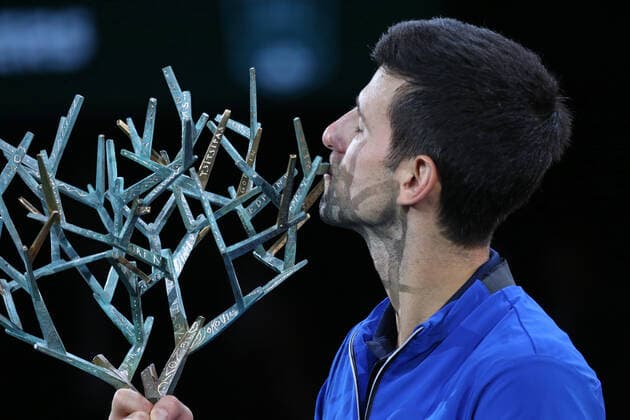 Bilder des Jahres 2019, Sport 11 November Sport Themen der Woche KW44 Sport Bilder des Tages Novak Djokovic of Serbia kisses the championship trophy after winning his finals match against Canadian Denis Shapovalov at the Rolex Paris Masters in Paris on Sunday, November 3, 2019. Djokovic defeated Shapovalov 6-3, 6-4 to win his 5th Paris Masters tournament.  PAR20191103706 DAVIDxSILPA