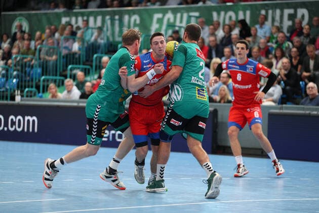 Jona Schoch (HBW Balingen-Weilstetten 22) gegen Magnus Gullerud (TSV GWD Minden 21)(links) und Lucas Meister (TSV GWD Minden 2)(rechts) GER, Handball, 1. Bundesliga, TSV GWD Minden gegen HBW Balingen-Weilstetten, 03.11.2019 Minden Copyright: xStrohdiekx Eibner-Pressefotox EP_jsk