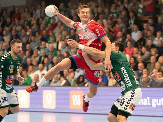 Jonathan Carlsbogard (TBV Lemgo 09) gegen Josip Peric (Frisch Auf Goeppinen 18), Frisch Auf Göppingen vs. TBV Lemgo Lippe, 1. Bundesliga, Handball, Herren, 03.11.2019 Frisch Auf Göppingen vs. TBV Lemgo Lippe, 1. Bundesliga, Handball, Herren, 03.11.2019 Göppingen Copyright: xEibner-Pressefoto MichaelxSchmidx FAG