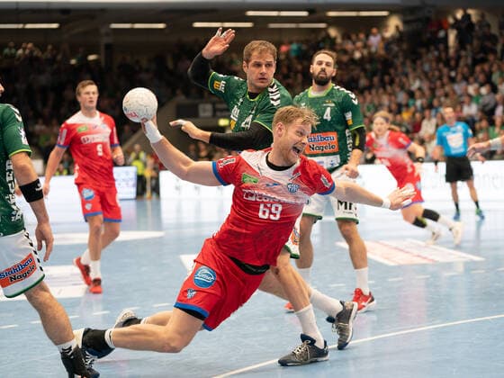 Christian Klimek (TBV Lemgo 69) gegen Kresimir Kozina (Frisch Auf Goeppingen 44), Frisch Auf Göppingen vs. TBV Lemgo Lippe, 1. Bundesliga, Handball, Herren, 03.11.2019 Frisch Auf Göppingen vs. TBV Lemgo Lippe, 1. Bundesliga, Handball, Herren, 03.11.2019 Göppingen Copyright: xEibner-Pressefoto MichaelxSchmidx FAG