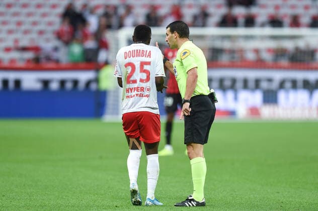 25 MOUSSA DOUMBIA (REI) - Jeremy STINAT (arbitre) FOOTBALL : Nice vs Reims - Ligue 1 Conforama - 03 11 2019 FEP Panoramic 