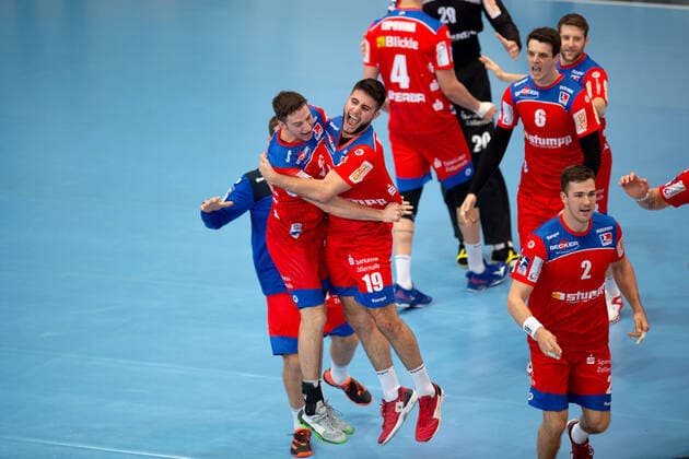 Minden, Deutschland 03.11.2019: 1. Handball-Bundesliga - 2019 2020 - GWD Minden vs. HBW Balingen-Weilstetten (L-R) Lukas Saueressig (Balingen), Juan de la Pena (Balingen) Minden Nordrhein-Westfalen Deutschland Kampa Halle