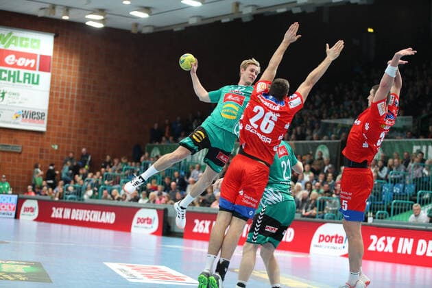 Marian Michalczik (TSV GWD Minden 22) gegen v.l. Lukas Saueressig (HBW Balingen-Weilstetten 26), Magnus Gullerud (TSV GWD Minden 21), Romas Kirveliavicius (HBW Balingen-Weilstetten 5) GER, Handball, 1. Bundesliga, TSV GWD Minden gegen HBW Balingen-Weilstetten, 03.11.2019 Minden Copyright: xStrohdiekx Eibner-Pressefotox EP_jsk