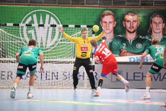 Oddur Gretarsson (HBW Balingen-Weilstetten 14) gegen Espen Christensen (TSV GWD Minden 1)(Tor) GER, Handball, 1. Bundesliga, TSV GWD Minden gegen HBW Balingen-Weilstetten, 03.11.2019 Minden Copyright: xStrohdiekx Eibner-Pressefotox EP_jsk