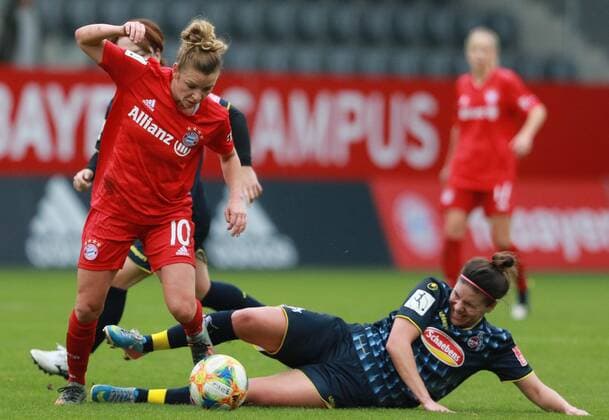 Linda Dallmann (am Ball) (FC Bayern München) gegen Lucia Ondrusova (Viktoria Köln) Frauenfussball 1. BL 03.11.2019 Campus FC Bayern München - FC Viktoria Köln