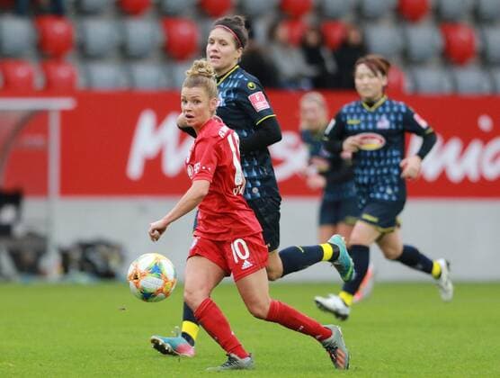 Linda Dallmann (am Ball) (FC Bayern München) gegen Lucia Ondrusova (Viktoria Köln) Frauenfussball 1. BL 03.11.2019 Campus FC Bayern München - FC Viktoria Köln