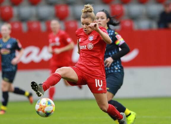Linda Dallmann (am Ball) (FC Bayern München) gegen Lucia Ondrusova (Viktoria Köln) Frauenfussball 1. BL 03.11.2019 Campus FC Bayern München - FC Viktoria Köln