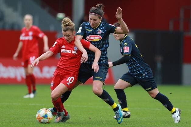 Linda Dallmann (am Ball) (FC Bayern München) gegen Lucia Ondrusova (Viktoria Köln) Frauenfussball 1. BL 03.11.2019 Campus FC Bayern München - FC Viktoria Köln
