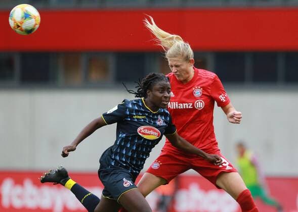 Carina Wenninger (rot) (FC Bayern München) gegen Eunice Beckmann (Viktoria Köln) Frauenfussball 1. BL 03.11.2019 Campus FC Bayern München - FC Viktoria Köln