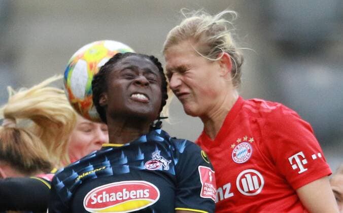 Carina Wenninger (rot) (FC Bayern München) gegen Eunice Beckmann (Viktoria Köln) Frauenfussball 1. BL 03.11.2019 Campus FC Bayern München - FC Viktoria Köln