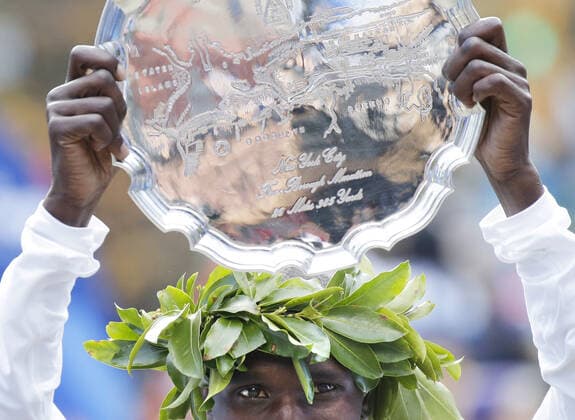 Bilder des Jahres 2019, Sport 11 November Sport Themen der Woche KW44 Sport Bilder des Tages Geoffrey Kipsang Kamworor of Kenya holds his trophy after winning the Men s 2019 NYRR TCS New York City Marathon in New York City on Sunday, November 3, 2019. Over 50,000 runners from New York City and around the world will race through the five boroughs on a course that winds its way from the Verrazano Bridge before crossing the finish line by Tavern on the Green in Central Park.  NYP20191103115 JOHNxANGELILLO