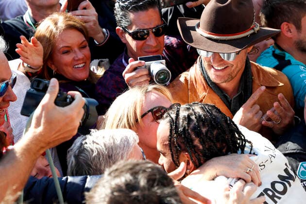 Formel 1, GP USA, Matthew McConaughey zu Gast Motorsports: FIA Formula One World Championship, WM, Weltmeisterschaft 2019, Grand Prix of United States, 44 Lewis Hamilton (GBR, Mercedes AMG Petronas Motorsport) celebrates winning the F1 World Drivers Championship 2019 with Linda Hamilton and Matthew McConaughey Austin United States of America