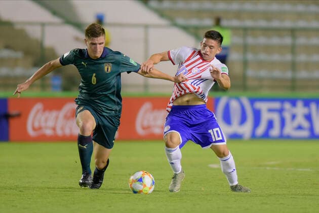 Fußball, U17 WM, Paraguay - Italien Sub 17 Itália e Paraguay BRASÍLIA, DF - 03.11.2019: SUB 17 ITÁLIA E PARAGUAY - Lorenzo Pirola and Fernando Ovelar during U17, U 17 Italy and Paraguay. Match valid for the FIFA U17 World Cup group stage. Bezerrão Stadium in Brasilia, DF. (Photo: Reinaldo Reginato Fotoarena) x1825583x  ReinaldoxReginato