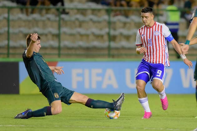 Fußball, U17 WM, Paraguay - Italien Sub 17 Itália e Paraguay BRASÍLIA, DF - 03.11.2019: SUB 17 ITÁLIA E PARAGUAY - Lorenzo Pirola and Diego Duarte during U17, U 17 Italy and Paraguay. Match valid for the FIFA U17 World Cup group stage. Bezerrão Stadium in Brasilia, DF. (Photo: Reinaldo Reginato Fotoarena) x1825616x  ReinaldoxReginato