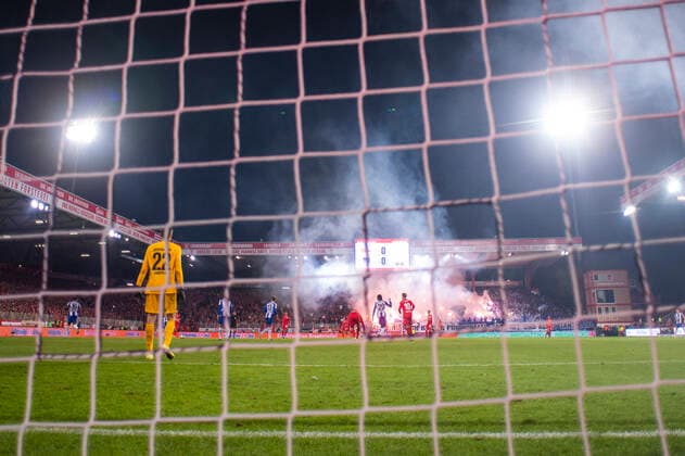 02.11.2019, xkvx, Fussball 1.Bundesliga, Union Berlin - Hertha BSC Berlin emspor, v.l. Union Berlin und Hertha BSC Fans brennen Pyro Pyrotechnik ab schiessen Leuchraketen auf das Spielfeld Schiedsrichter Deniz Aytekin unterbricht das Spiel (DFL DFB REGULATIONS PROHIBIT ANY USE OF PHOTOGRAPHS as IMAGE SEQUENCES and or QUASI-VIDEO) Berlin