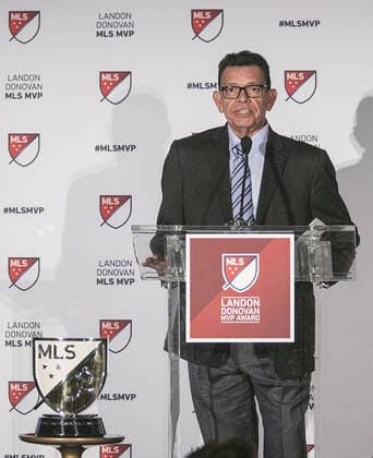 November 4, 2019, Los Angeles, California, United States of America: Fernando Valenzuela presents Carlos Vela of the Los Angeles Football Club the 2019 Landon Donovan, MLS, Fussball Herren, USA MVP award at Banc of California Stadium in Los Angeles, California. JAVIER ROJAS PI Carlos Vela awarded MLS MVP - ZUMAp124 20191104_zaa_p124_053 Copyright: xJavierxRojas Pix
