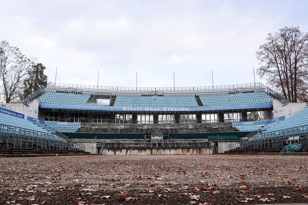 Center Court (Steffi-Graf-Stadion) ist fertiggestellt und mit Saatgut ausgestreut - jetzt ist die Natur an der Reihe, Umbau zum Rasenplatz, KW 45, Steffi Graf Stadion, LTTC Rot-Weiß , Berlin, 5.11.2019,
