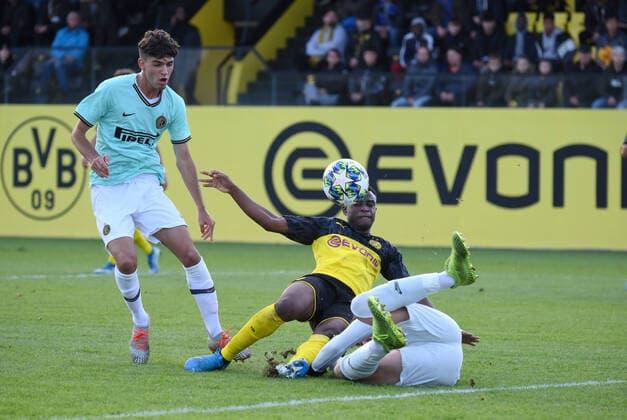 05.11.2019, Fussball, UEFA Youth League 2019 20, Vorrunde, 4. Spieltag, Borussia Dortmund - Inter Mailand 2:1, Youssoufa Moukoko (Borussia Dortmund), mi., scheitert an Torwart Filip Stankovic (Inter Mailand), links Lorenzo Colombini (Inter Mailand) *** 05 11 2019, Football, UEFA Youth League 2019 20, Preliminary round, 4 Matchday, Borussia Dortmund Inter Milan 2 1, Youssoufa Moukoko Borussia Dortmund , mi , fails because of goalkeeper Filip Stankovic Inter Milan , left Lorenzo Colombini Inter Milan Team2