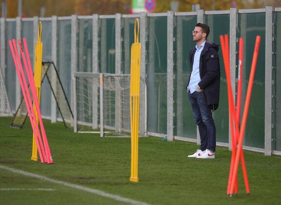 Timon Pauls (Chef-Scout, Kaderplaner FC Augsburg) steht auf dem Trainingsplatz; FC Augsburg, Training, Saison 2019-2020,