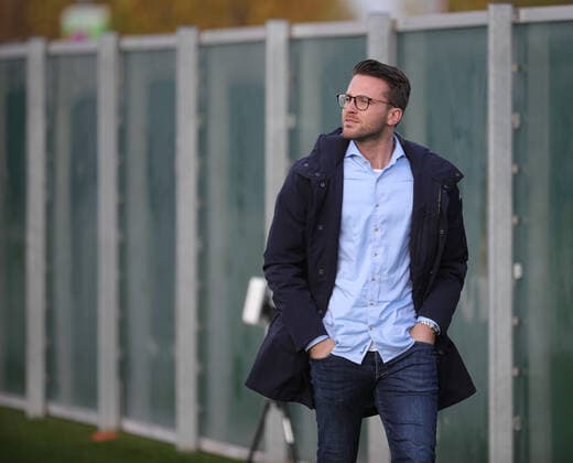 Timon Pauls (Chef-Scout, Kaderplaner FC Augsburg) verläßt den Trainingsplatz, FC Augsburg, Training, Saison 2019-2020,
