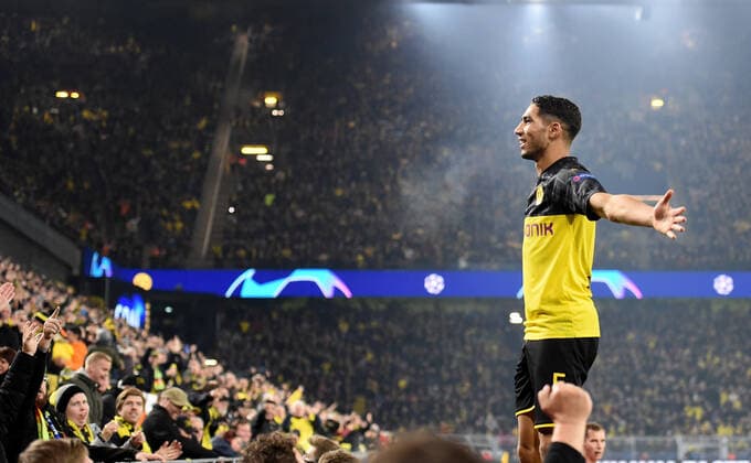 Bilder des Jahres 2019, Sport 11 November Sport Themen der Woche KW45 Sport Bilder des Tages Fußball: UEFA Champions League: 4. Spieltag, Borussia Dortmund - Inter Mailand am 05.11.2019 im Signal Iduna Park in Dortmund Torjubel, Jubel, Freude, Achraf HAKIMI, BVB Borussia Dortmund, steht auf der Bande, *** Football UEFA Champions League 4 Matchday, Borussia Dortmund Inter Milan on 05 11 2019 at the Signal Iduna Park in Dortmund Torjubel, Jubel, Freude, Achraf HAKIMI, BVB Borussia Dortmund, stands on the gang, Copyright: xKirchner ChristopherxNeundorfx