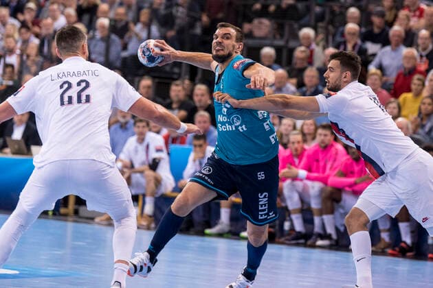 Flensburg s Michal Jurecki gegen ParisÂ s Luka Karabatic (L) und Nedim Remili (R) im Spiel SG Flensburg-Handewitt gegen Paris Saint-Germain im siebten Spiel der Gruppe A der EHF Champions League am 09.10.2010 in Flensburg (Schleswig-Holstein) in der Flens-Arena. SG Flensburg-Handewitt gegen HC PPD Zagreb Flensburg Schleswig-Holstein Deutschland