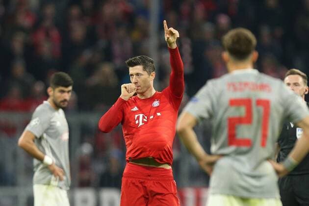 Sport Bilder des Tages Torjubel von Robert Lewandowski 9 (FC Bayern Muenchen) zum 1:0, zeigt einen Babybauch, FC Bayern Muenchen vs. Olympiakos Piraeus, Fussball, Vorrunde, Champions League, 06.11.2019 Muenchen Bayern Deutschland
