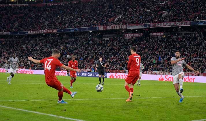 Sport Bilder des Tages 06.11.2019, Fussball UEFA Champions League 2019 2020, Gruppenphase, 4.Spieltag, FC Bayern München - Olympiakos Piräus, in der Allianz-Arena München, Torschuss zum 2:0 von Ivan Perisic (li, FC Bayern München).