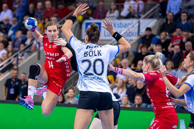 Ludwigsburg, Deutschland 06. November 2019: HBF - 19 20 - SG BBM Bietigheim vs. Thueringer HC v.li. Karolina Kudlacz-Gloc (Bietigheim), Emily Bölk Boelk (Thueringer HC), Maren Nyland Aardahl (Bietigheim), Daphne Gautschi (Bietigheim) Ludwigsburg MHP Arena Baden-Württemberg Deutschland