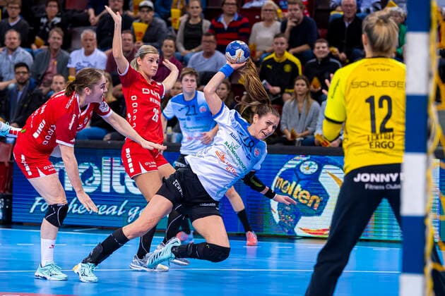 Ludwigsburg, Deutschland 06. November 2019: HBF - 19 20 - SG BBM Bietigheim vs. Thueringer HC v.li. Laura van der Heijden (Bietigheim), Angela Malestein (Bietigheim), Iveta Koresova (Thueringer HC), Torhueterin Dinah Eckerle (Bietigheim) Ludwigsburg MHP Arena Baden-Württemberg Deutschland