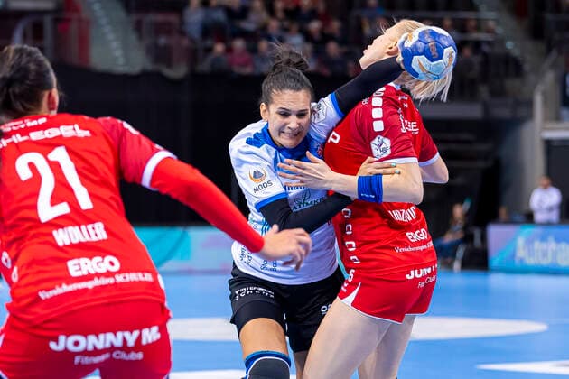 Ludwigsburg, Deutschland 06. November 2019: HBF - 19 20 - SG BBM Bietigheim vs. Thueringer HC v. li. im Zweikampf Almundena Rodriguez (Thueringer HC) und Kim Naidzinavicius (Bietigheim) Ludwigsburg MHP Arena Baden-Württemberg Deutschland