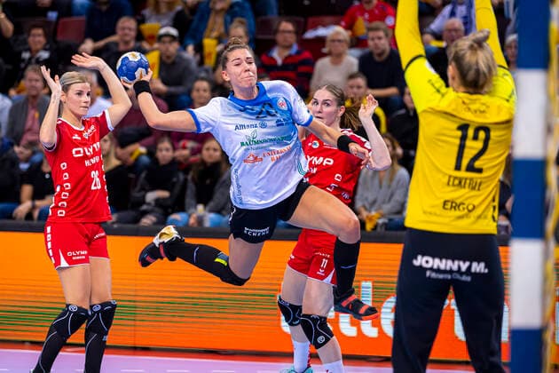 Ludwigsburg, Deutschland 06. November 2019: HBF - 19 20 - SG BBM Bietigheim vs. Thueringer HC v.li. Angela Malestein (Bietigheim), Emily Bölk Boelk (Thueringer HC), Laura van der Heijden (Bietigheim), Torhueterin Dinah Eckerle (Bietigheim) Ludwigsburg MHP Arena Baden-Württemberg Deutschland