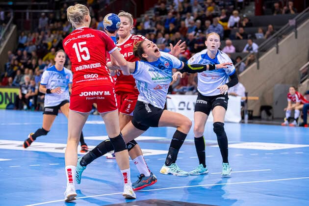 Ludwigsburg, Deutschland 06. November 2019: HBF - 19 20 - SG BBM Bietigheim vs. Thueringer HC v.li. Kim Naidzinavicius (Bietigheim), Maren Nyland Aardahl (Bietigheim), Iveta Koresova (Thueringer HC) Ludwigsburg MHP Arena Baden-Württemberg Deutschland