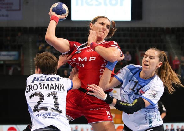06.11.2019, Deutschland, Ludwigsburg, Handball Bundesliga Frauen, 6. Spieltag, Saison 2019 2020 SG BBM Bietigheim vs. Thüringer HC: v.l. Ina Grossmann (THC), Karolina Kudlacz-Gloc (BBM), Iveta Koresova (THC)