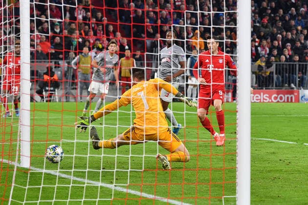 Robert LEWANDOWSKI (Bayern Muenchen) schiesst das Tor zum 1-0 gegen Jose SA (Torwart Olympiacos), Aktion,Torschuss, Strafraumszene, Fussball Champions League,Gruppe B, Gruppenphase,4.Spieltag, am 06.11..2019. A L L I A N Z A R E N A. DFL REGULATIONS PROHIBIT ANY USE OF PHOTOGRAPHS AS IMAGE SEQUENCES AND OR QUASI-VIDEO.