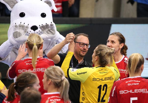 06.11.2019, Deutschland, Ludwigsburg, Handball Bundesliga Frauen, 6. Spieltag, Saison 2019 2020 SG BBM Bietigheim vs. Thüringer HC: mitte v.l. BBM Trainer Martin Albertsen jubelt mit Dinah Eckerle (BBM)
