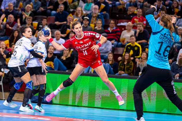 Ludwigsburg, Deutschland 06. November 2019: HBF - 19 20 - SG BBM Bietigheim vs. Thueringer HC Karolina Kudlacz-Gloc (Bietigheim), Ann-Cathrin Giegerich (Thueringer HC) Ludwigsburg MHP Arena Baden-Württemberg Deutschland