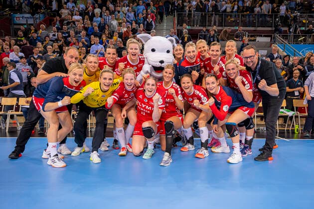 Ludwigsburg, Deutschland 06. November 2019: HBF - 19 20 - SG BBM Bietigheim vs. Thueringer HC die Mannschaft von Bietigheim Schlussjubel Schlußjubel Emotion Freude Ludwigsburg MHP Arena Baden-Württemberg Deutschland