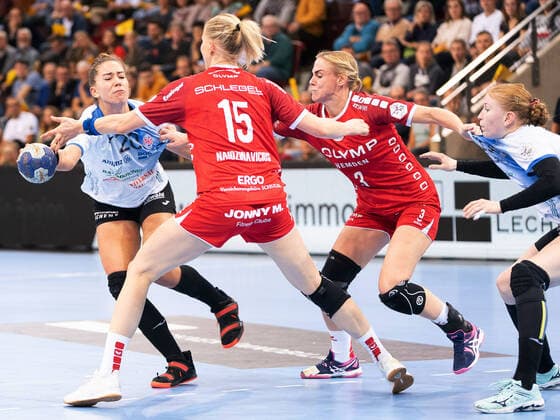 Emily Bölk (Thüringer HC 20) und Meike Schmelzer (Thüringer HC 13) gegen Kim Naidzinavicius (SG BBM Bietigheim 15) und Maura Visser (SG BBM Bietigheim 03), SG BBM Bietighheim vs. Thüringer HC, Handball, Frauen, 1. Bundesliga, 06.11.2019 SG BBM Bietighheim vs. Thüringer HC, Handball, Frauen, 1. Bundesliga, 06.11.2019 Ludwigsburg Copyright: xEibner-Pressefotox EP_mst
