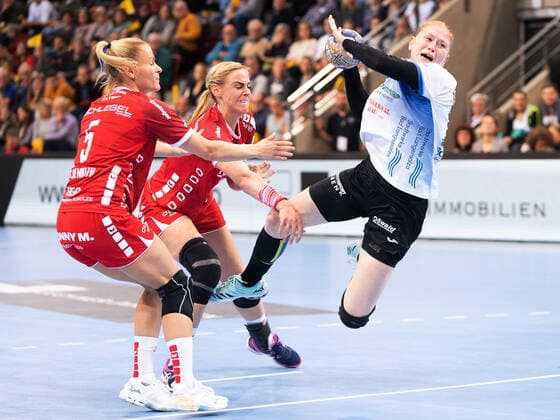 Meike Schmelzer (Thüringer HC 13) gegen Maura Visser (SG BBM Bietigheim 03) und Antje Lauenroth (SG BBM Bietigheim 05), SG BBM Bietighheim vs. Thüringer HC, Handball, Frauen, 1. Bundesliga, 06.11.2019 SG BBM Bietighheim vs. Thüringer HC, Handball, Frauen, 1. Bundesliga, 06.11.2019 Ludwigsburg Copyright: xEibner-Pressefotox EP_mst