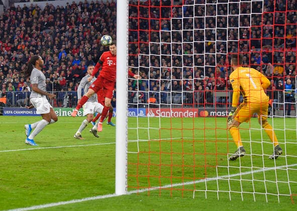 06.11.2019, Fussball UEFA Champions League 2019 2020, Gruppenphase, 4.Spieltag, FC Bayern München - Olympiakos Piräus, in der Allianz-Arena München, Robert Lewandowski (FC Bayern München) mit einer Torchance gegen Jose Sa ( Olympiakos Piräus)