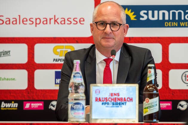 Das Trainerteam um Cheftrainer Torsten Ziegner verlängert beim HFC. Jens Rauschenbach (Präsident, HFC) PK im Vorfeld des Ligaspieles HFC Hallescher FC vs. TSV 1860 München 07.11.2019, Fussball, GER, Saison 2019 2020, 3. Bundesliga, 15. Spieltag, DFL REGULATIONS PROHIBIT ANY USE OF PHOTOGRAPHS as IMAGE SEQUENCES and or QUASI-VIDEO. Copyright: xVIADATA xHolgerxJohnx Halle Saale Sachsen-Anhalt Deutschland