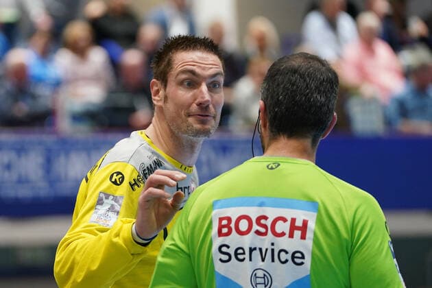 GER, 1. HBL. Herren, Bergischer HC vs. HC Erlangen 07.11.2019, Klingenhalle, Solingen, GER, 1. HBL. Herren, Bergischer HC vs. HC Erlangen, im Bild picture shows: Carsten Lichtlein Torwart (HC Erlangen 1), diskutiert mit dem Schiedsrichter
