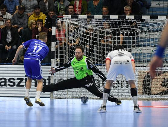 Lucas Puhl ( 12 TuS Ferndorf) im 7 Meter Duell gegen Marvin Sommer ( 17 , VfL Gummersbach - TuS Ferndorf, Maenner, 2. Liga, Liqui Moly Handball Bundesliga, 11. Spieltag, 07.11.2019, - VfL Gummersbach - TuS Ferndorf, Handball, Liqui Moly 2. Handball Bundesliga, Maenner, Spielzeit 2019 20 Gummersbach Copyright: xAugstx xEibner-Pressefotox EP_jat