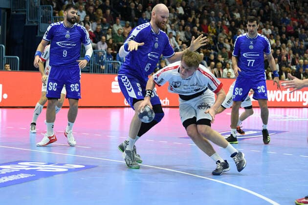 Mattis Michel ( 17 TuS Ferndorf), setzt sichen gegen Alexander Becker ( 45 VfL Gummersbach) durch, VfL Gummersbach - TuS Ferndorf, Maenner, 2. Liga, Liqui Moly Handball Bundesliga, 11. Spieltag, 07.11.2019, - VfL Gummersbach - TuS Ferndorf, Handball, Liqui Moly 2. Handball Bundesliga, Maenner, Spielzeit 2019 20 Gummersbach Copyright: xAugstx xEibner-Pressefotox EP_jat